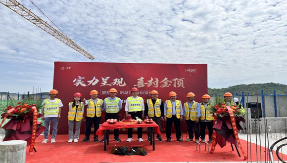 【城建新聞】浙江城建二公司延安碧桂園·聽(tīng)湖項(xiàng)目7#樓喜迎封頂！
